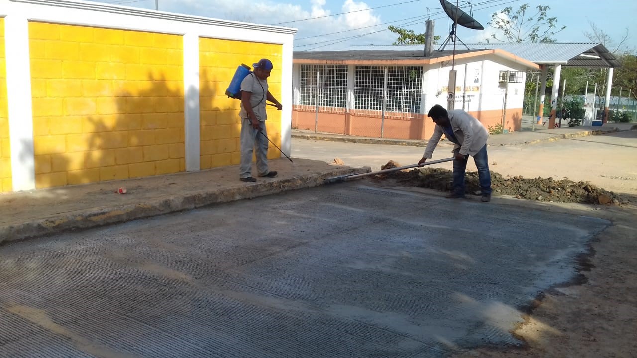 PAVIMENTO DE CONCRETO HECHO EN OBRA RESISTENCIA NORMAL, DE 15 CM. DE ESPESOR, VACIADO CON CARRETILLA Y BOTES, RESISTENCIA F'C=200 KG/CM2. AGREGADO MAXIMO 3/4".					
		